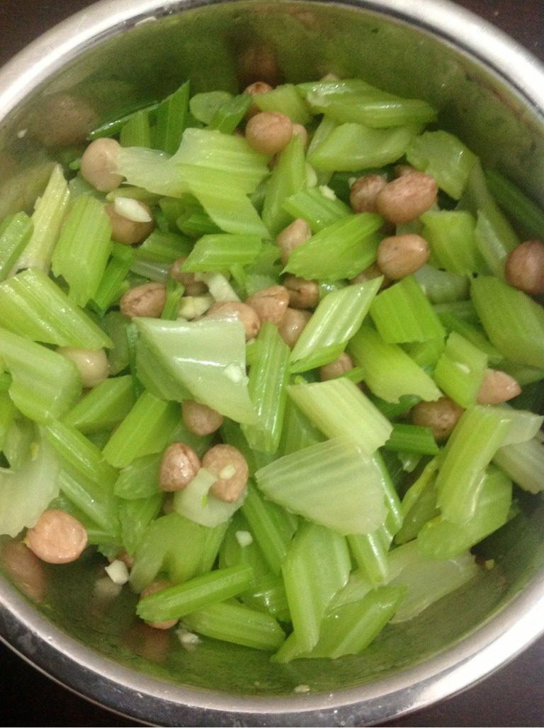 花生米拌西芹