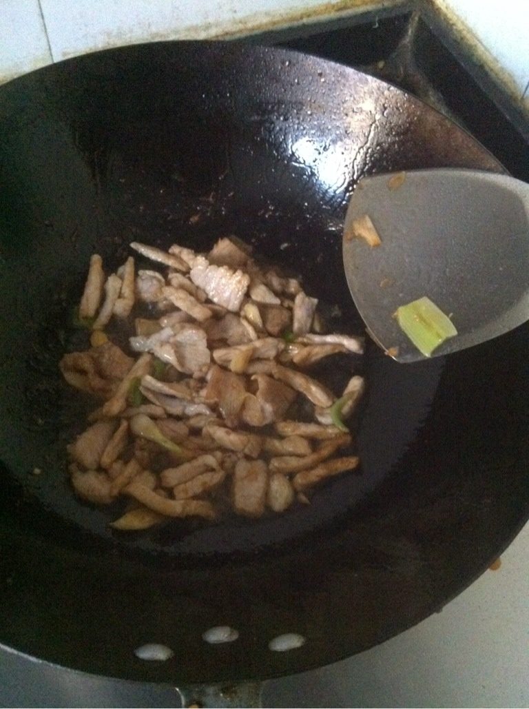 芹菜炒肉,锅内加油，葱姜呛锅，下肉丝，翻炒，等肉丝变白加入生抽