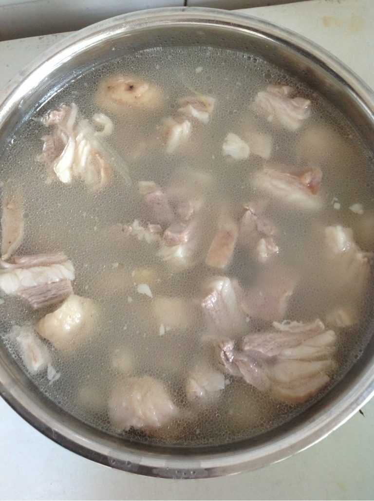 羊肉汤面,将<a style='color:red;display:inline-block;' href='/shicai/ 329'>羊肉</a>切块，绰水，洗净。然后重新放入水煲1个小时。这样汤头特别鲜美，<a style='color:red;display:inline-block;' href='/shicai/ 329'>羊肉</a>软烂！