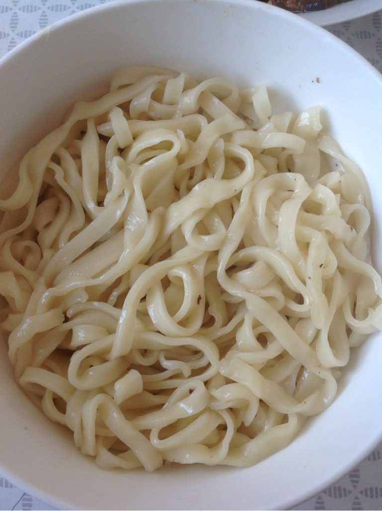 羊肉汤面,<a style='color:red;display:inline-block;' href='/shicai/ 526'>面条</a>煮熟。将煲好的羊肉和汤浇在<a style='color:red;display:inline-block;' href='/shicai/ 526'>面条</a>上！