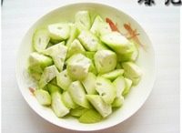 青红椒木耳蚝油炒丝瓜,丝瓜削去外皮切滚刀块。