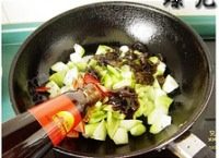 青红椒木耳蚝油炒丝瓜,加<a style='color:red;display:inline-block;' href='/shicai/ 721'>蚝油</a>、盐、糖大火快速翻炒半分钟。