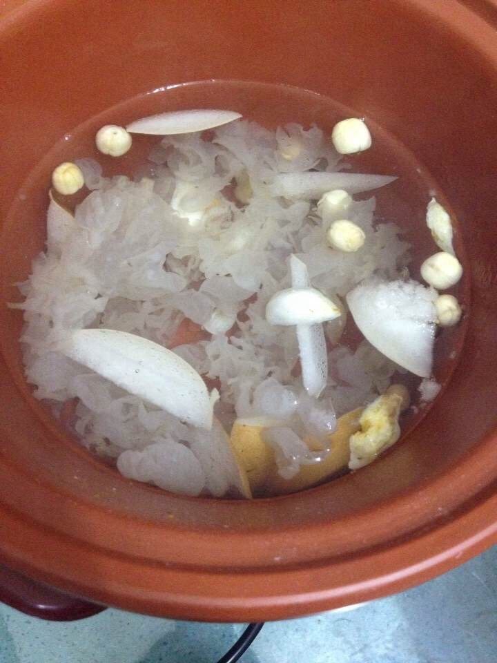 银耳百合莲子汤,将其上食材,挑拣干净用水泡发