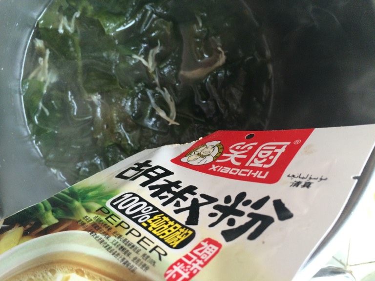 电饭煲之银鱼裙带菜汤,如图加入白胡椒粉,少许盐调味