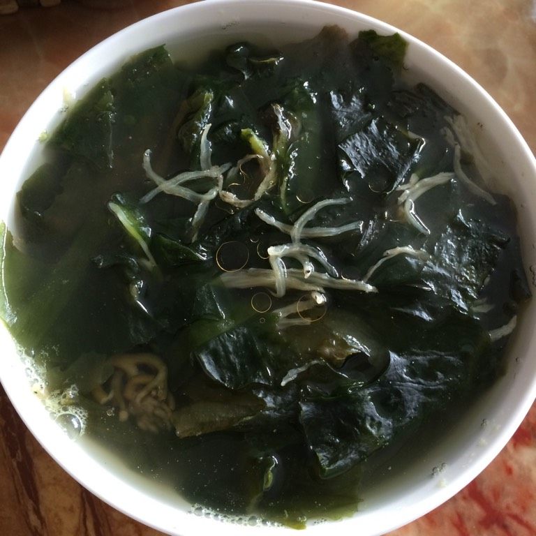 电饭煲之银鱼裙带菜汤,如图煮开后,开盖煮五分钟即可,滴几滴香油盛出