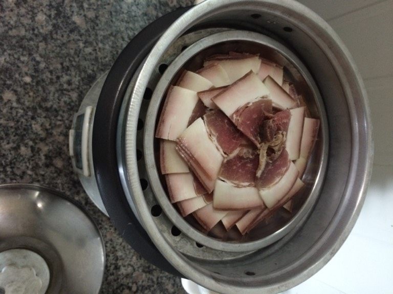 电饭锅蒸酱肉,如图<a style='color:red;display:inline-block;' href='/shicai/ 5720'>电饭锅</a>放入淘洗干净的米，加入适量的水，将酱肉放入上层蒸屉里