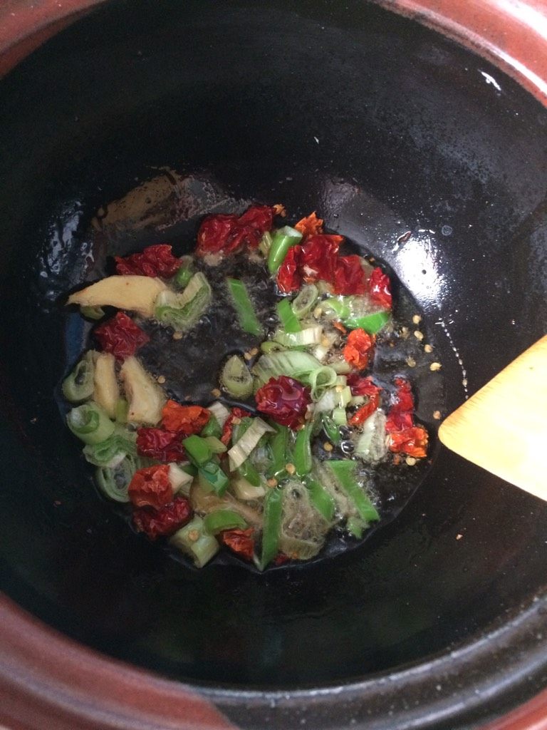 美味羊杂煲,如图砂锅烧热,倒食用油,油热下入葱姜辣椒,花椒,八角炒香