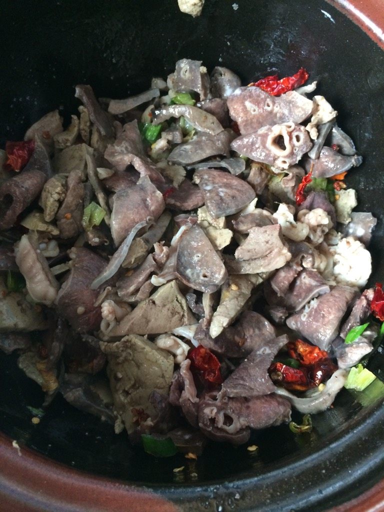 美味羊杂煲,如图下入<a style='color:red;display:inline-block;' href='/shicai/ 1005'>羊杂</a>,翻炒,七层熟加料酒,适量生抽翻炒