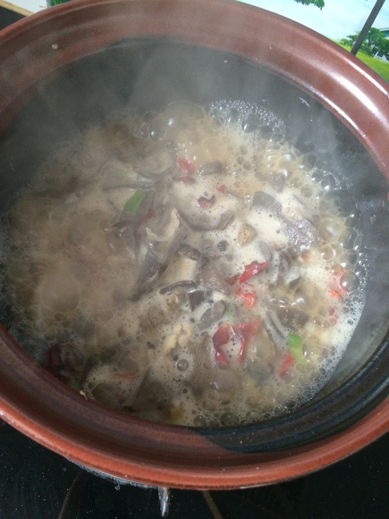 美味羊杂煲,如图待颜色翻炒均匀后加入一大碗开水,加入胡椒粉,少许米醋,花椒粉或少许王守义十三香,加盐调味,加盖焖煮十五分钟