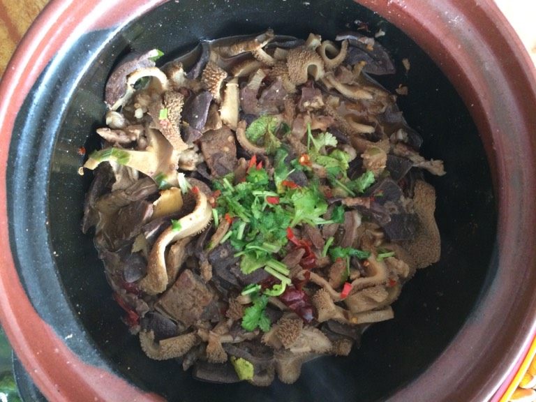 美味羊杂煲,如图开盖后,加入少许白糖和香油调味,撒香菜小米辣碎即可