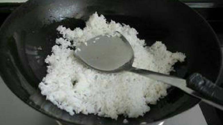做一顿唤醒小孩胃口的饭!时蔬炒饭超美味做法,把冷饭倒入锅中。