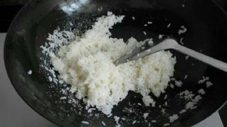 做一顿唤醒小孩胃口的饭!时蔬炒饭超美味做法,不断地翻炒,把米饭炒散,颗粒分明。