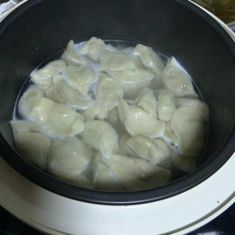 电饭锅煮饺子,如图开盖,饺子全飘起来了