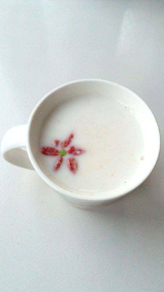 燕麦花生牛奶,二十分钟后就好了，把<a style='color:red;display:inline-block;' href='/shicai/ 219'>牛奶</a>放进去摇晃，倒进杯子，喜欢吃甜的放适量<a style='color:red;display:inline-block;' href='/shicai/ 10588'>糖</a>，放上事先泡好的<a style='color:red;display:inline-block;' href='/shicai/ 673'>枸杞</a>子装饰就好了！