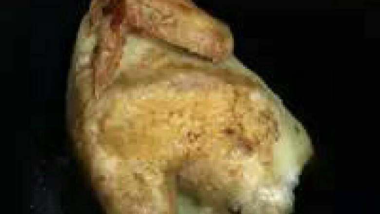 简简单单做 电饭煲盐焗手撕鸡, 电饭煲加热倒入少许油把锅底涂均匀,把腌好的鸡放进去盖好按下快速煮饭。