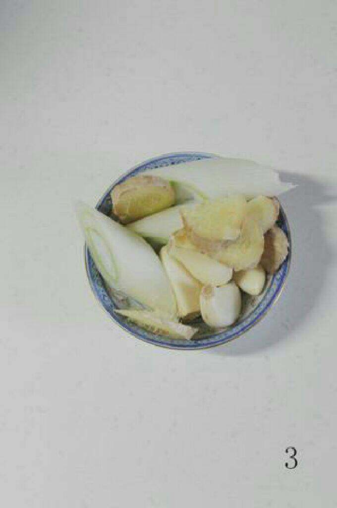 酱牛肉的家常做法, 葱切段儿,姜切片儿,蒜剥皮即可