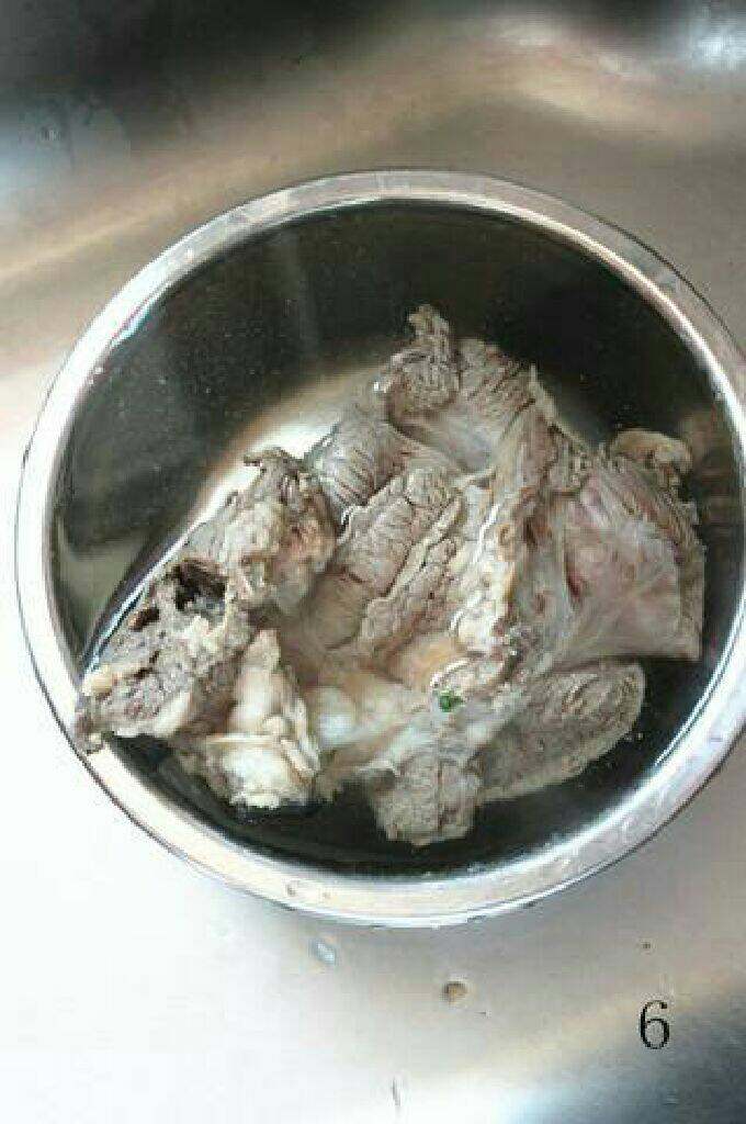酱牛肉的家常做法, 焯完的牛肉放在温水中洗一洗