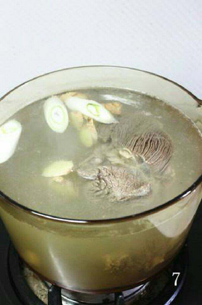 酱牛肉的家常做法, 另起锅,将水烧热放入葱姜蒜煮开下入牛肉