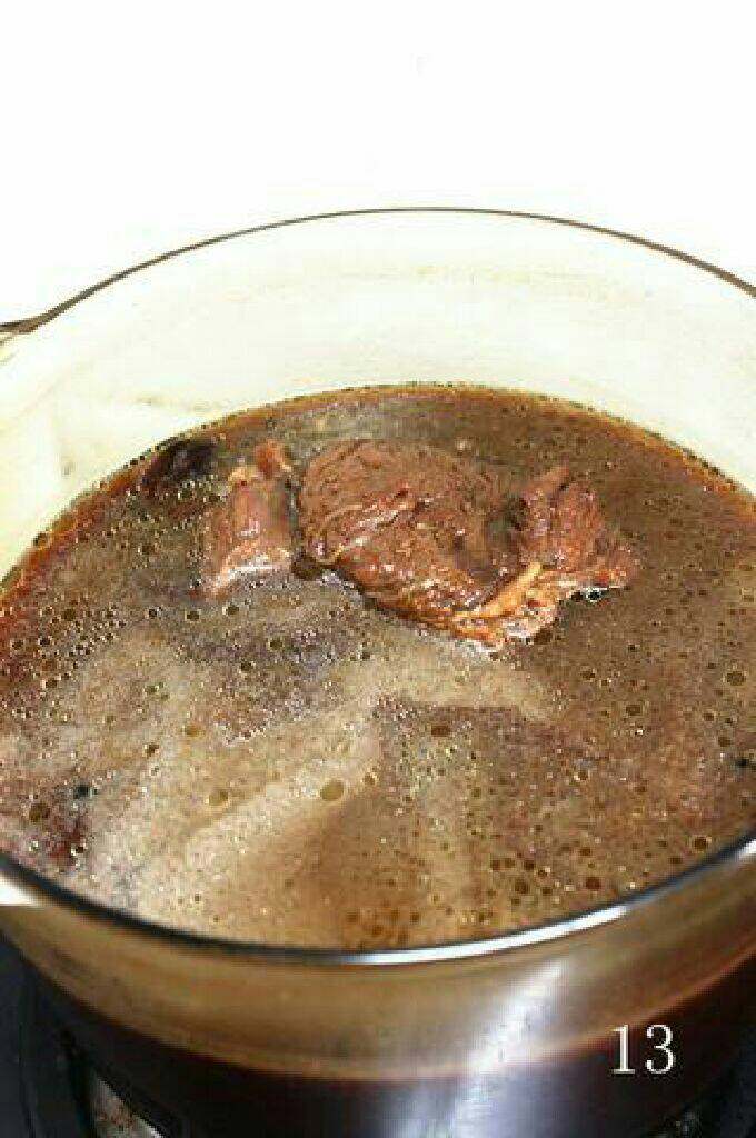 酱牛肉的家常做法, 炖好的牛肉放锅里浸泡至凉,可以多泡半天入味儿