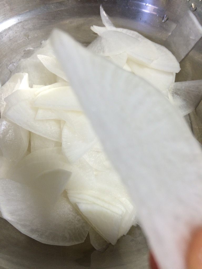 酸甜萝卜,白萝卜削皮洗净,切片,越薄越好