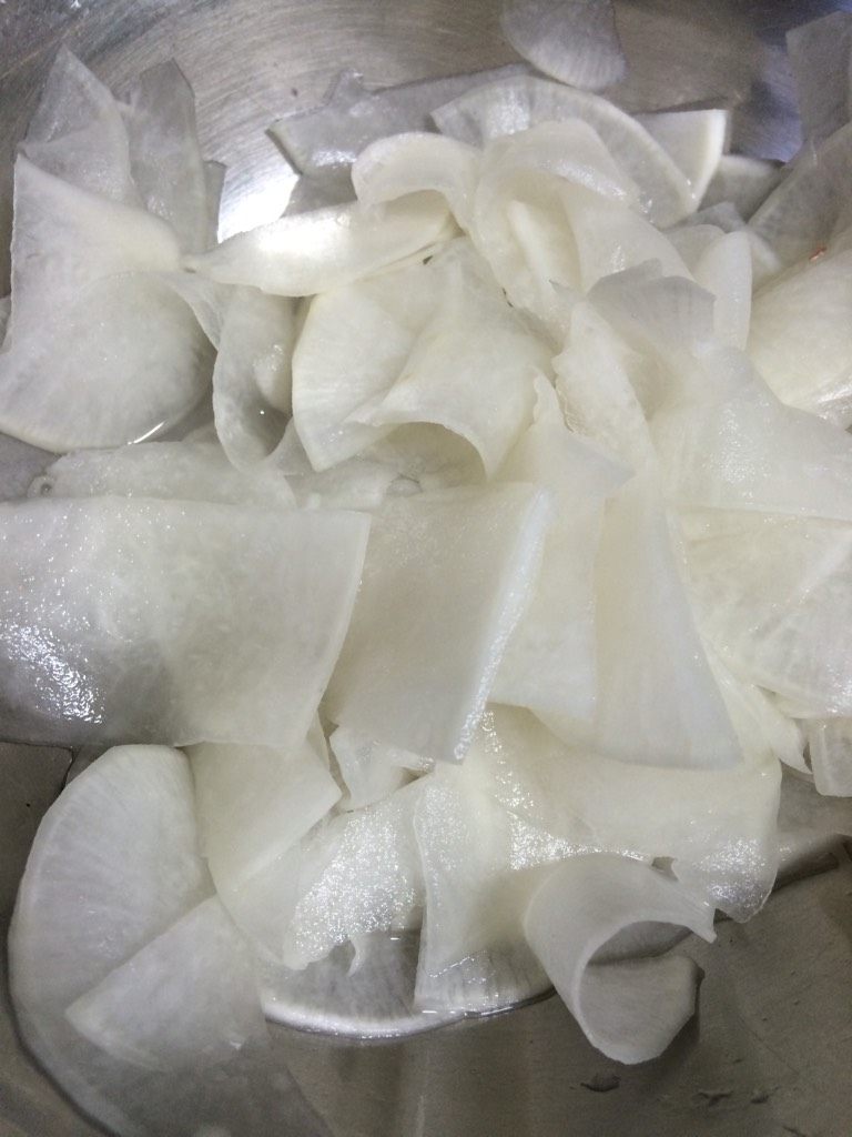 酸甜萝卜,放入少许盐腌制15分钟