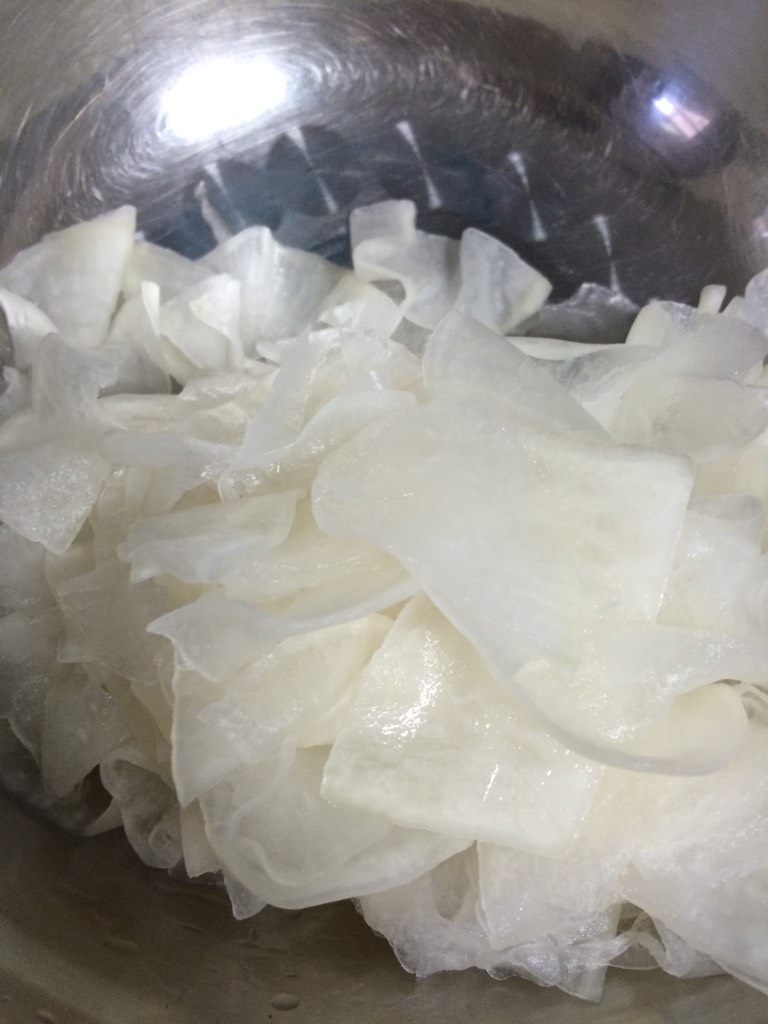 酸甜萝卜,腌制出水的萝卜水倒掉,用清水洗净控干水分