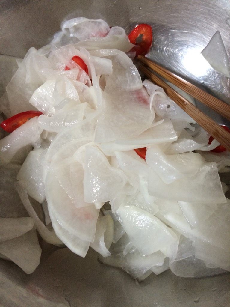 酸甜萝卜,控干水分的萝卜放入少许盐，<a style='color:red;display:inline-block;' href='/shicai/ 3729'>白糖</a>，<a style='color:red;display:inline-block;' href='/shicai/ 793'>米醋</a>，<a style='color:red;display:inline-block;' href='/shicai/ 86474'>干辣椒</a>（家里没有，我用的红尖椒代替，最好<a style='color:red;display:inline-block;' href='/shicai/ 86474'>干辣椒</a>，口感麻辣）搅拌均匀，放入密封罐，冰箱冷藏3个小时即可食用