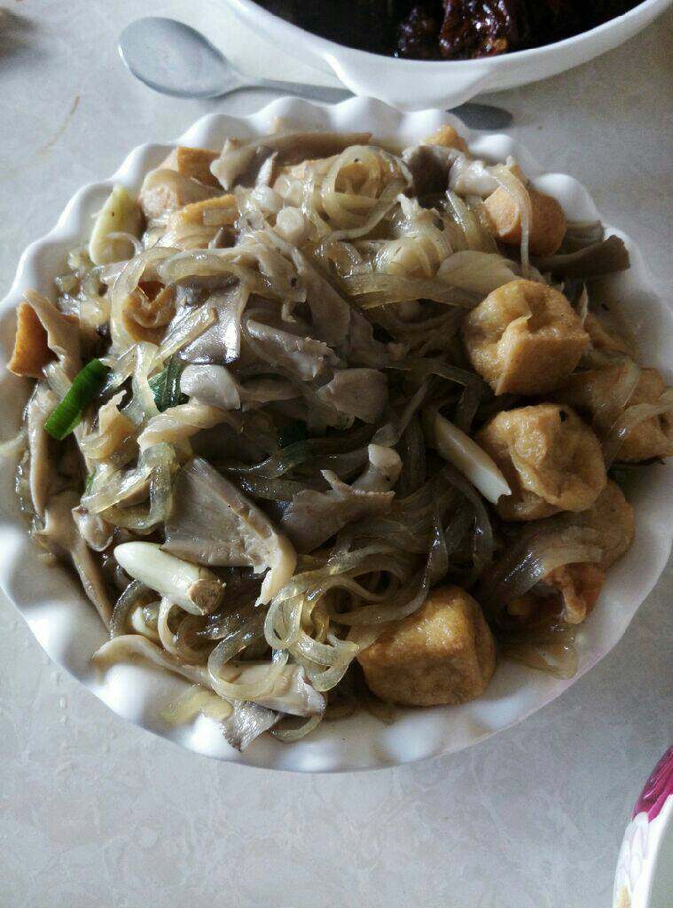 蘑菇粉条炖豆泡,出锅享用