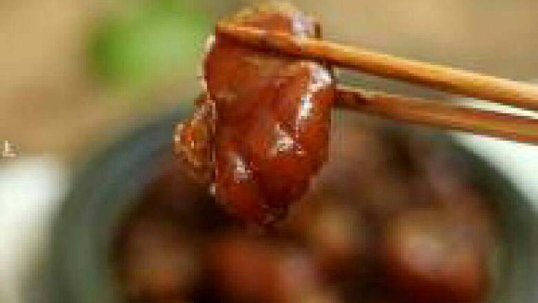 红烧猪蹄, 夹起一块,很诱人吧
色泽红亮,肉质软嫩