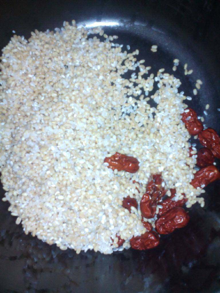 麦仁大米红枣粥,<a style='color:red;display:inline-block;' href='/shicai/ 492'>大米</a>麦仁<a style='color:red;display:inline-block;' href='/shicai/ 2470'>红枣</a>洗净放电饭锅内加入适量水，按煮饭建