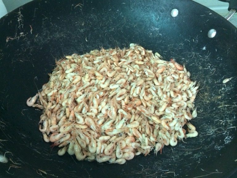 虾皮,3,如图:炒至没有水份,虾基本熟透。关火,撒适应的盐即可