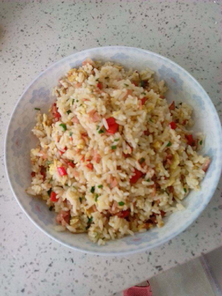 火腿肠炒饭,将<a style='color:red;display:inline-block;' href='/shicai/ 437'>火腿肠</a>切丁，青蒜切碎。热油，把<a style='color:red;display:inline-block;' href='/shicai/ 9'>鸡蛋</a>打入碗里搅开倒入锅里划散，<a style='color:red;display:inline-block;' href='/shicai/ 437'>火腿肠</a>丁也下锅翻炒几下，倒进米饭后边划散边翻炒，待米饭粒粒分离时下蒜叶炒，调味出锅！