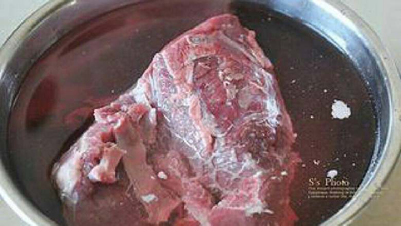 硬菜之卤牛肉, 买回来的新鲜<a style='color:red;display:inline-block;' href='/shicai/ 216'>牛肉</a>用冷水浸泡数小时,中途换水
