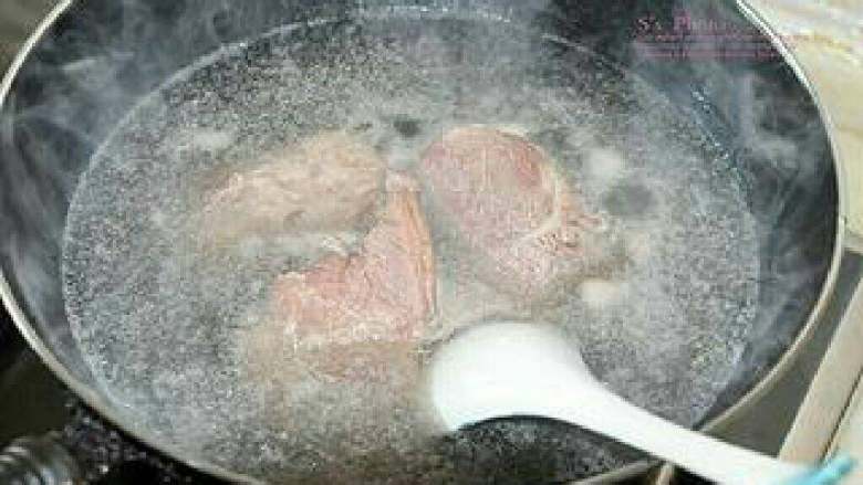 硬菜之卤牛肉, 然后撇掉所有的泡沫,捞出牛肉入冷水洗净备用