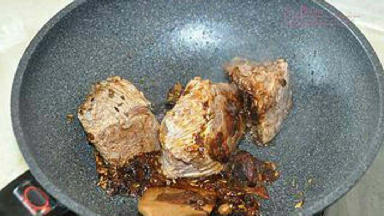 硬菜之卤牛肉, 放入牛肉和豆瓣酱,翻炒下