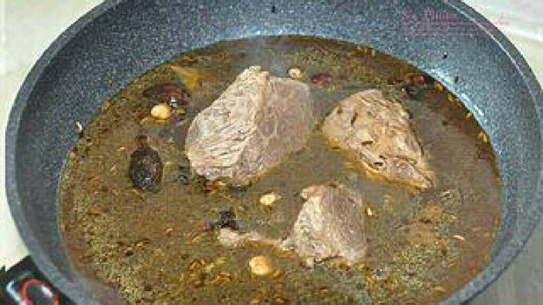 硬菜之卤牛肉, 倒入所有佐料,<a style='color:red;display:inline-block;' href='/shicai/ 788'>生抽</a>,老抽,冰糖,刚刚炒牛肉的汤,刚好没过牛肉