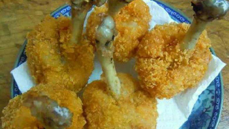 小孩大爱的香酥黄金锤,捞出时用吸油纸,吸走多余的油脂,在吃的时候蘸点番茄酱味道不比肯德基的差