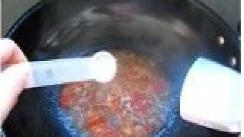 香菇牛肉丸子,将炸好的牛肉丸放入番茄酱中翻炒均匀,下盐、鸡精等调味,淋入一点湿淀粉勾欠。