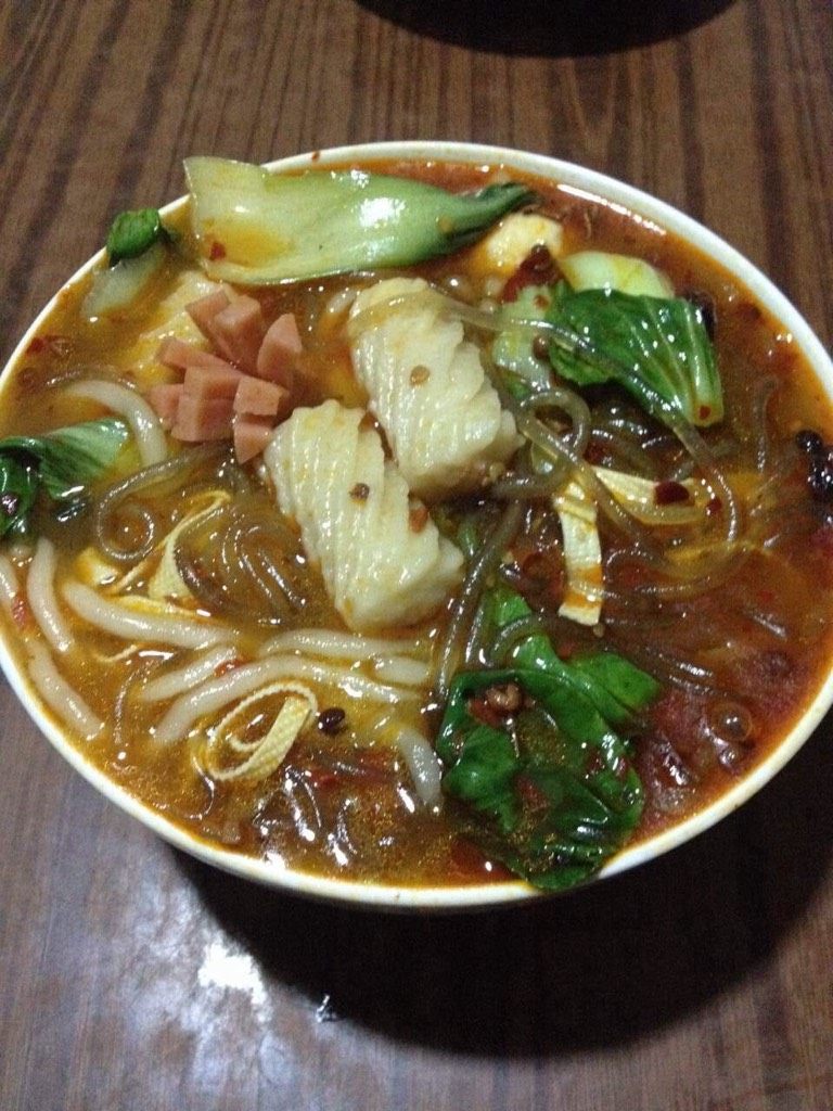 自制麻辣烫,锅里烧油，放入豆瓣酱，干辣椒，<a style='color:red;display:inline-block;' href='/shicai/ 761'>辣椒粉</a>，蒜末，炒出香味，加入高汤，将<a style='color:red;display:inline-block;' href='/shicai/ 525'>粉条</a>，<a style='color:red;display:inline-block;' href='/shicai/ 335'>鱼丸</a>，不爱熟的先放里，煮一会，再放入菜叶类，即可