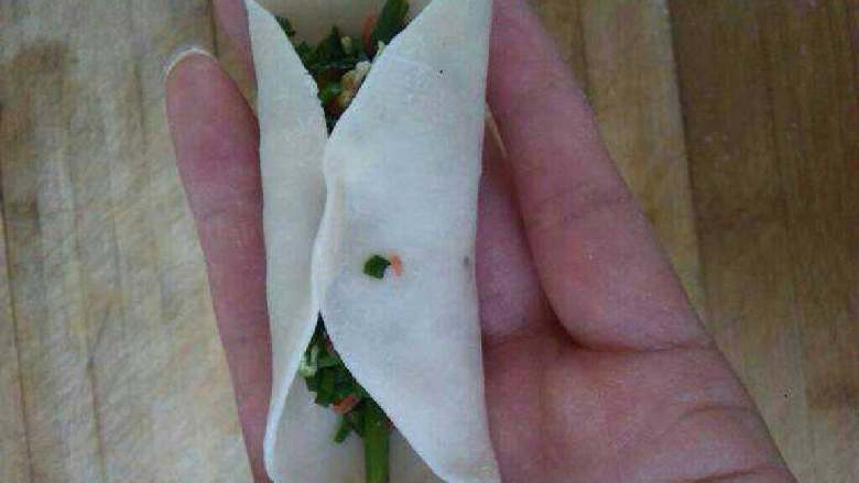月牙蒸饺~教你包会,将中间捏紧。