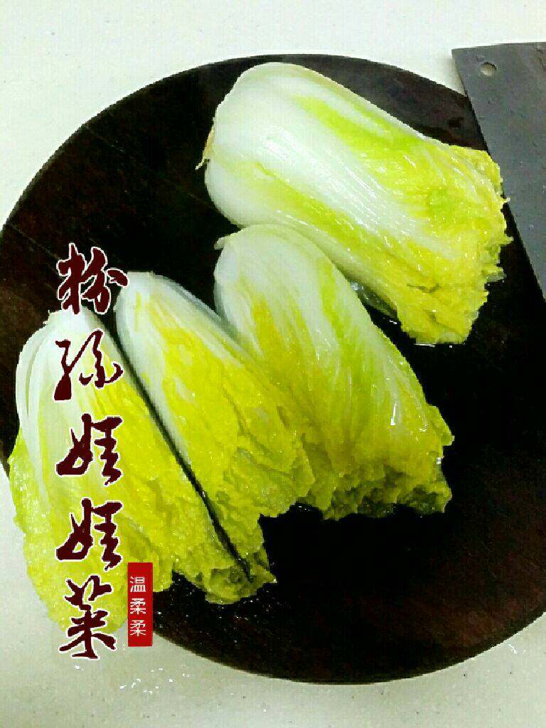 粉丝蒸娃娃菜,捞出娃娃菜,分成4份,均匀铺在盘子上。