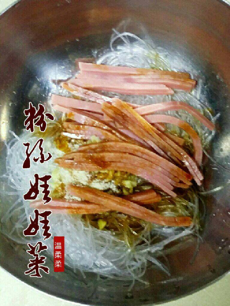 粉丝蒸娃娃菜,将泡软的粉丝,加入火腿丝,姜<a style='color:red;display:inline-block;' href='/shicai/ 6559'>蒜蓉</a>和调味料拌匀。