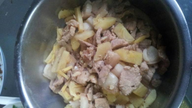 电饭锅版酒菠萝炖猪肉