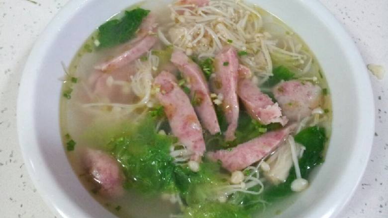 金针菇 白菜火腿肠汤