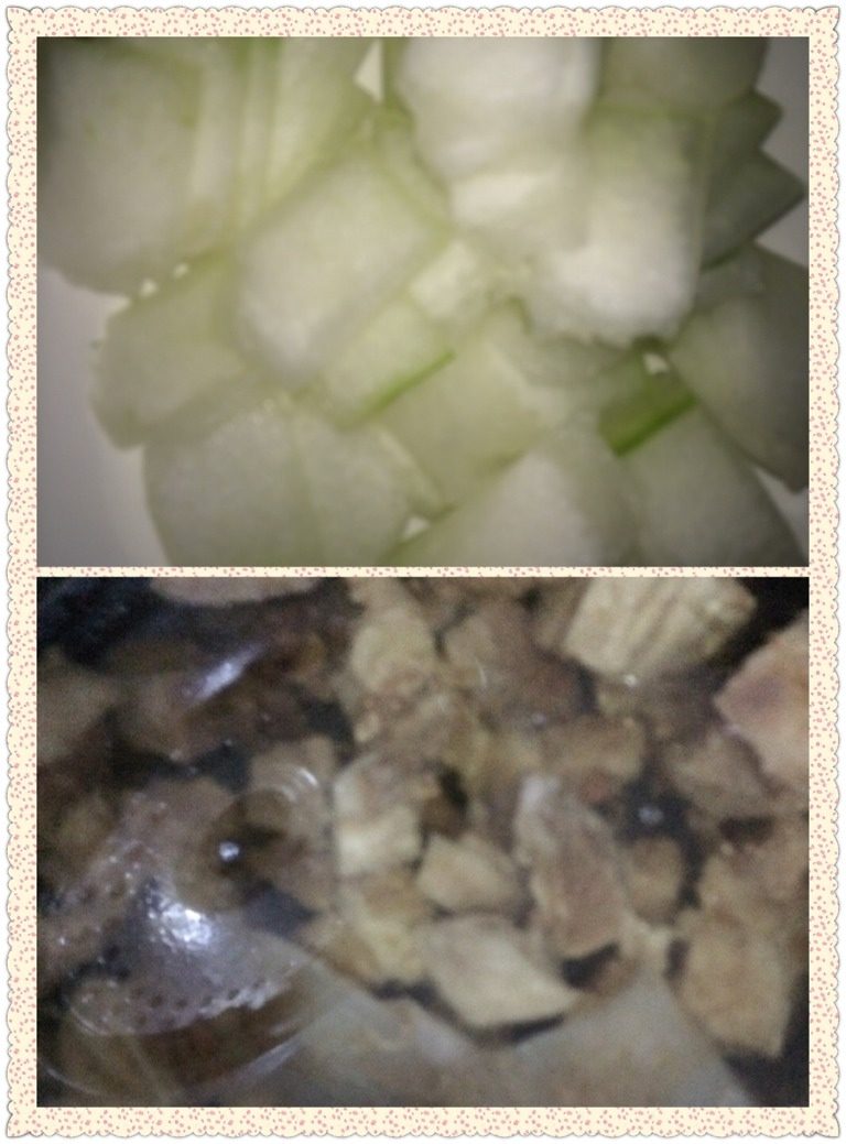 牛腩炖冬瓜,牛腩切块,洗净,清水浸泡30分钟,捞出沥水。冬瓜切片。