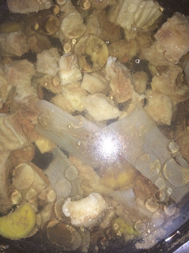 牛腩炖冬瓜,电饭锅里加水，放入牛肉，<a style='color:red;display:inline-block;' href='/shicai/ 3250'>葱</a>姜，<a style='color:red;display:inline-block;' href='/shicai/ 695'>八角</a>，水没过牛肉为宜