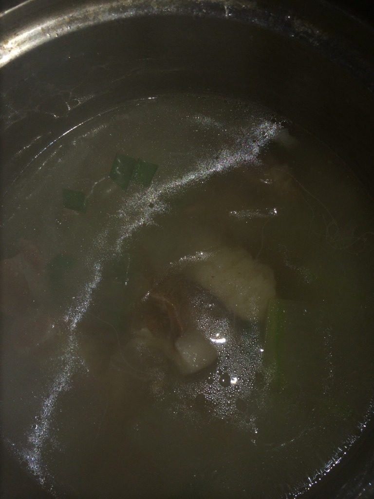 牛腩炖冬瓜,启动蒸煮程序,烧开,撇去浮末,转粥汤程序,直至结束。