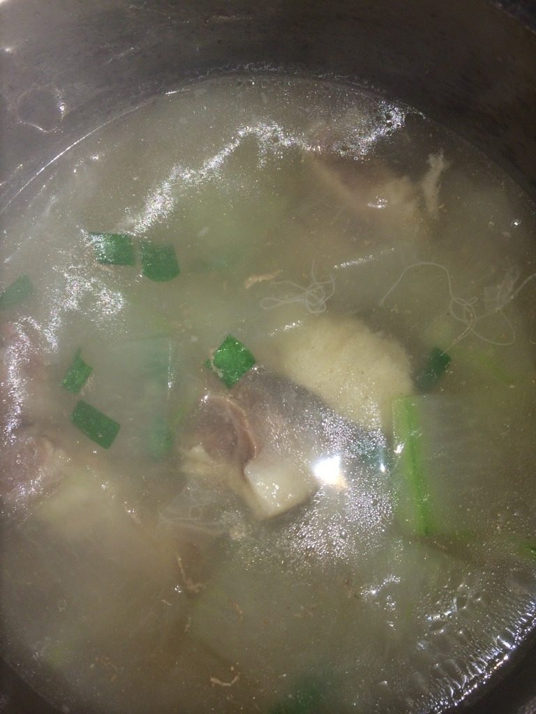 牛腩炖冬瓜,冬瓜片倒入电饭锅里,启动蒸煮程序,烧开,调入盐和香菜