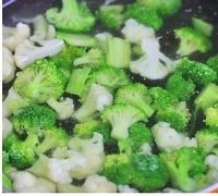 芒香双花,锅中加适量的清水煮开,放入处理好的菜花