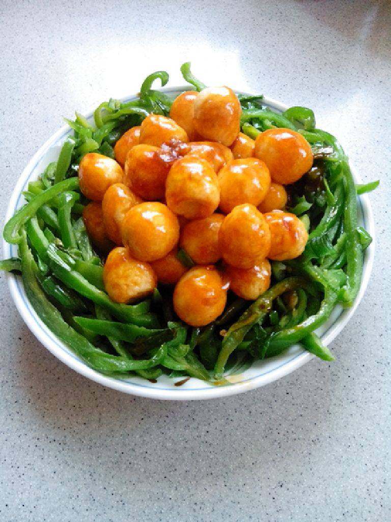 鸟巢虎皮蛋,<a style='color:red;display:inline-block;' href='/shicai/ 61'>青椒</a>切丝加盐炒熟盛入盘中
锅里留底油爆香葱姜蒜末，<a style='color:red;display:inline-block;' href='/shicai/ 705'>豆瓣酱</a>，<a style='color:red;display:inline-block;' href='/shicai/ 699'>番茄酱</a>，加水倒入炸好的鹌鹑蛋 ，大火烧开，小火煮十分钟左右，收汁加<a style='color:red;display:inline-block;' href='/shicai/ 721'>蚝油</a><a style='color:red;display:inline-block;' href='/shicai/ 756'>鸡精</a>盛入之前的<a style='color:red;display:inline-block;' href='/shicai/ 61'>青椒</a>盘中即可。